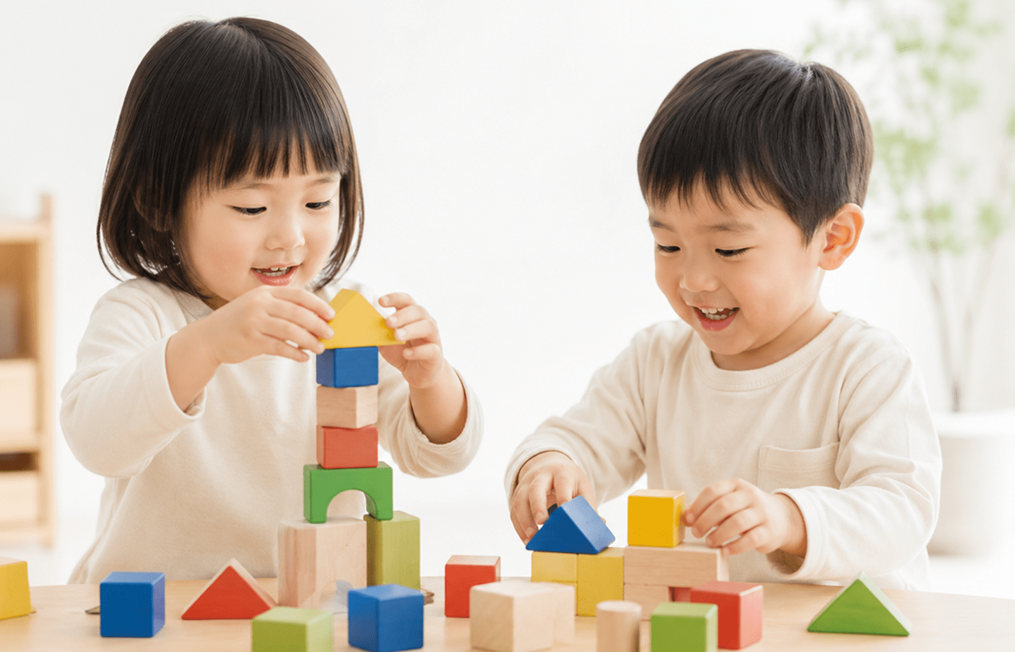 積み木で遊ぶこどもたち